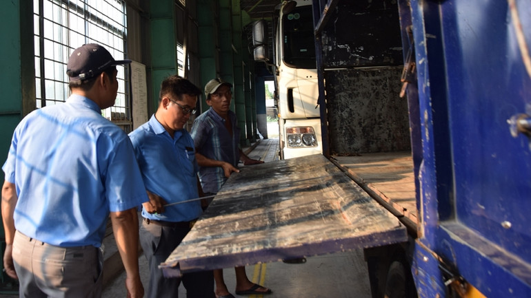 Dù lượng xe đông, nhưng đăng kiểm viên luôn thực hiện nghiêm theo quy định đăng kiểm. (Ảnh: HỮU NGHĨA)