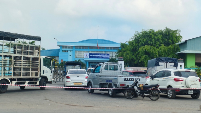 Nhiều xe đỗ trước cổng Trung tâm chờ đăng kiểm. (Ảnh: HỮU NGHĨA)