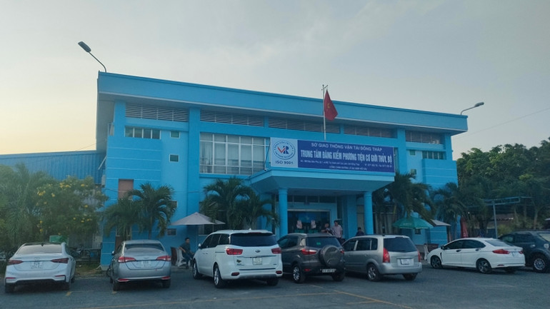 Xe đạt kiểm định đang chờ hoàn tất thủ tục đăng kiểm. (Ảnh: HỮU NGHĨA)