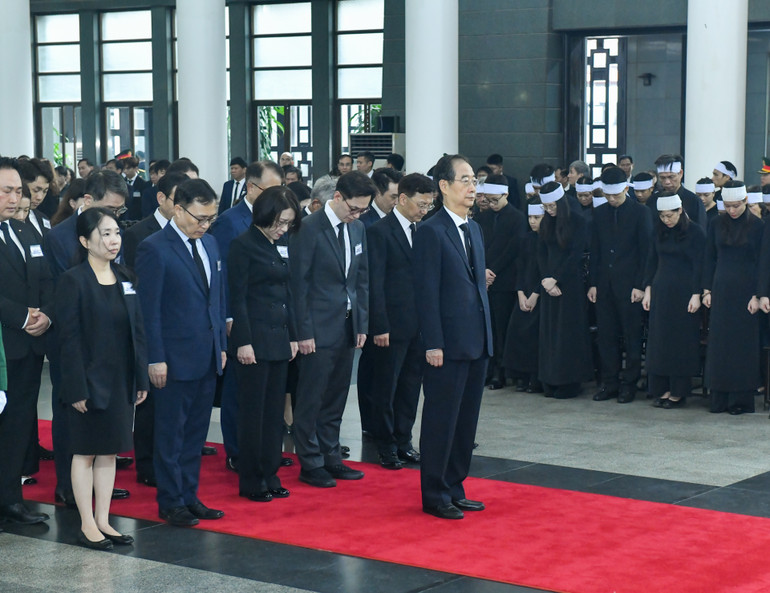 Đoàn Hàn Quốc viếng Tổng Bí thư Nguyễn Phú Trọng.