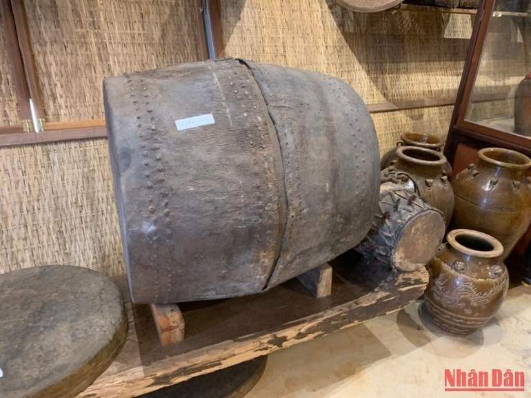 Một chiếc trống cổ được làm bằng da trâu đang trưng bày tại Bảo tàng Ama H’mai.