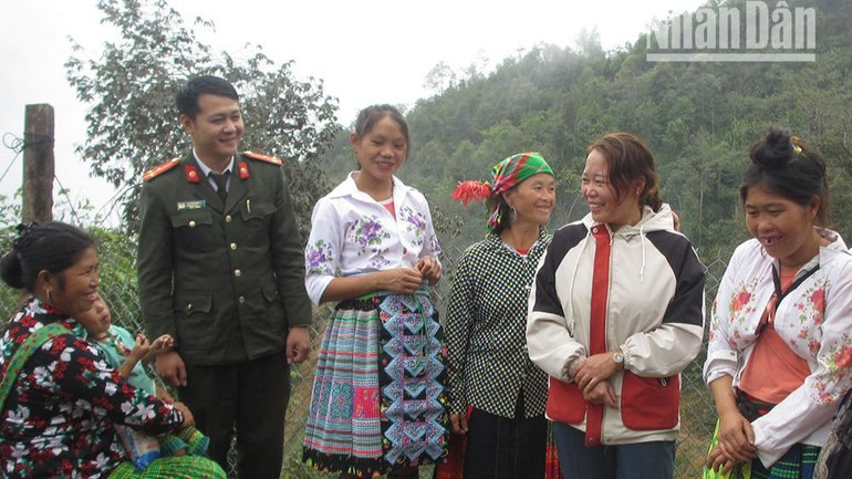 Đại úy Hà Văn Nhuận, Trưởng Công an xã Háng Đồng trong một chuyến công tác tại bản Háng Đồng C.