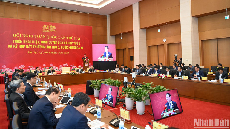 Các đại biểu lãnh đạo các cơ quan của Quốc hội, bộ, ngành đã trình bày nhiều tham luận chuyên đề tại Hội nghị.