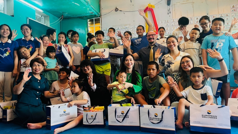 Đại diện European Wellness Việt Nam thăm và tặng quà tại Trường giáo dục chuyên biệt Tuổi Ngọc. Đại diện European Wellness Việt Nam thăm và tặng quà tại Trường giáo dục chuyên biệt Tuổi Ngọc.