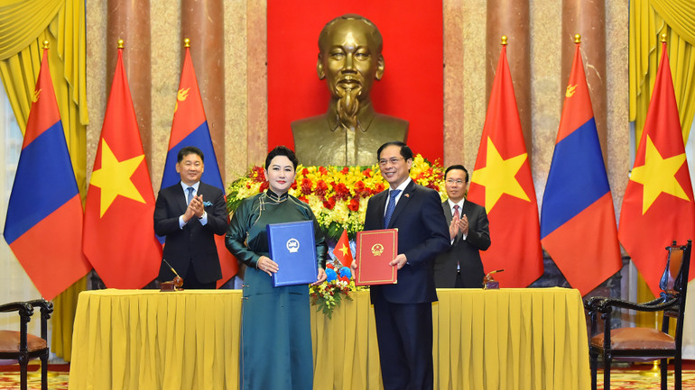Chủ tịch nước Võ Văn Thưởng và Tổng thống Mông Cổ Ukhnaagiin Khurelsukh chứng kiến lễ ký Hiệp định giữa Chính phủ Việt Nam và Chính phủ Mông Cổ về miễn thị thực cho hộ chiếu ngoại giao, hộ chiếu công vụ, hộ chiếu phổ thông.