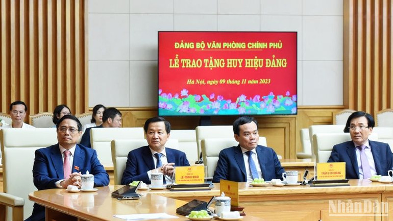 Thủ tướng Phạm Minh Chính, các đồng chí Phó Thủ tướng và đại biểu tham dự buổi lễ. Thủ tướng Phạm Minh Chính, các đồng chí Phó Thủ tướng và đại biểu tham dự buổi lễ.