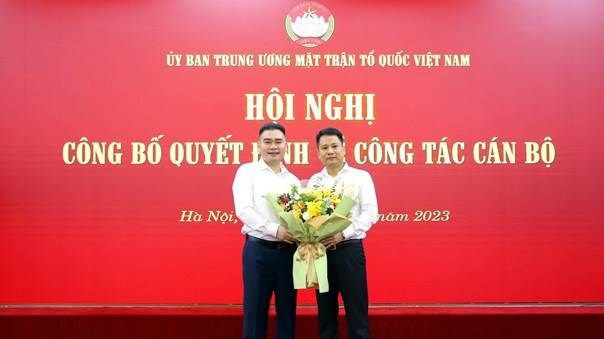 Nhà báo Trương Thành Trung, Bí thư Chi bộ, Phó Tổng Biên tập phụ trách Tạp chí Mặt trận tặng hoa chúc mừng nhà báo Trần Bảo Trung được điều động, bổ nhiệm giữ chức vụ mới.
