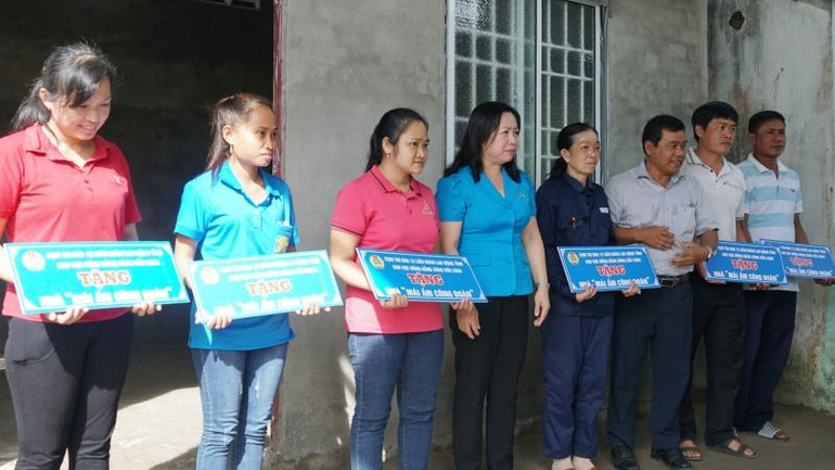 Đoàn viên, người lao động khó khăn về nhà ở được Cụm thi đua Liên đoàn Lao động khu vực đồng bằng sông Cửu Long trao 6 mái ấm công đoàn.