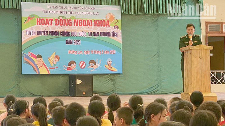 Cán bộ Đồn Biên phòng Mường Lạn tuyên truyền, trang bị kỹ năng phòng, chống đuối nước và tai nạn thương tích cho các em học sinh khu vực biên giới. Cán bộ Đồn Biên phòng Mường Lạn tuyên truyền, trang bị kỹ năng phòng, chống đuối nước và tai nạn thương tích cho các em học sinh khu vực biên giới.