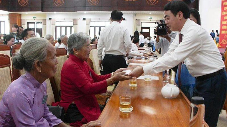 Tặng quà cho các đại biểu có công với cách mạng.