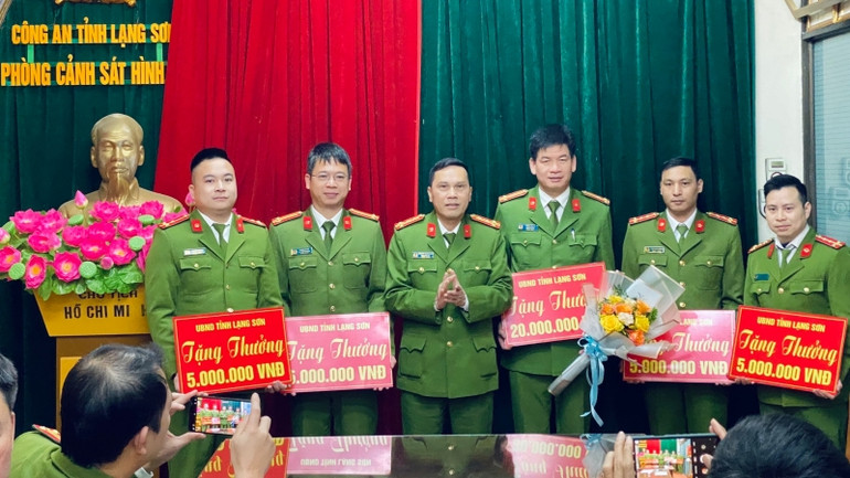 Đại tá Nguyễn Minh Tuấn, Phó Giám đốc Công an tỉnh Lạng Sơn, Phó Ban Chỉ đạo 138 của tỉnh, thừa ủy quyền của Chủ tịch UBND tỉnh trao thưởng nóng cho các đơn vị và cá nhân có thành tích xuất sắc trong đợt cao điểm tấn công trấn áp tội phạm.