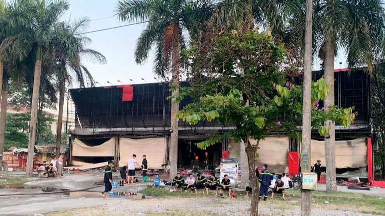 Lực lượng chuyên nghiệp tạm nghỉ ngơi tại khu vực đã dập tắt hỏa hoạn.