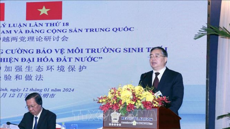 Đồng chí Lý Thư Lỗi (trái), Ủy viên Bộ Chính trị, Bí thư Ban Bí thư, Trưởng Ban Tuyên truyền Trung ương Đảng Cộng sản Trung Quốc phát biểu đề dẫn Hội thảo.