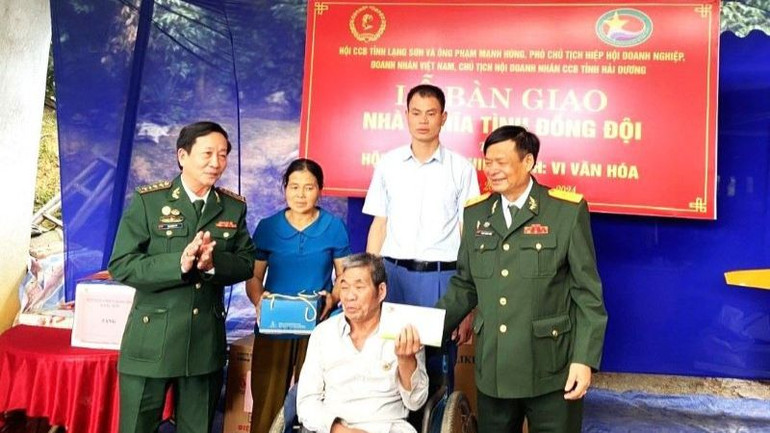 Hội Doanh nhân Cựu chiến binh tỉnh Hải Dương trao quà tặng cựu chiến binh Vi Văn Hóa (Lạng Sơn), tháng 2/2024.