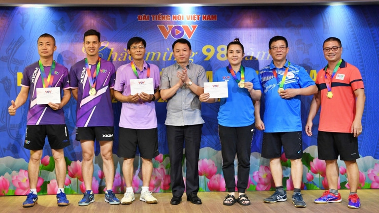 Ban tổ chức trao Huy chương Vàng cho các vận động viên đoạt giải ở nội dung đôi nam lãnh đạo và đôi nam nữ.