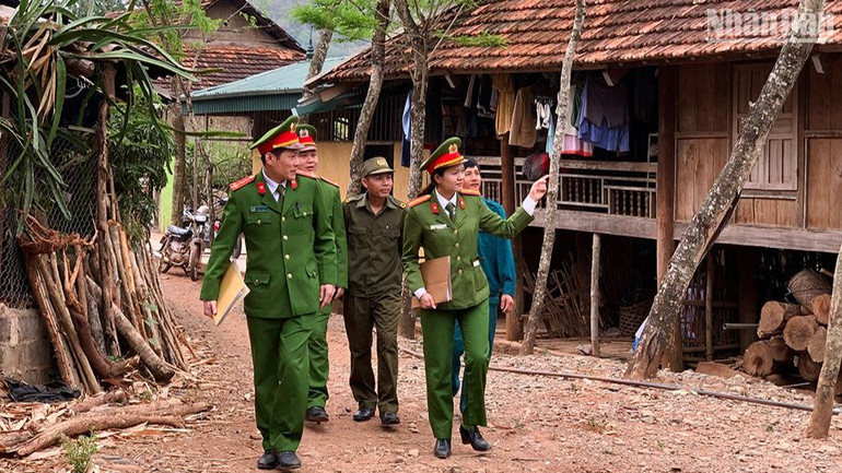 Thiếu tá Lừ Thị Thu Trang cùng với đồng đội xuống địa bàn nắm bắt tình hình an ninh trật tự tại cơ sở.