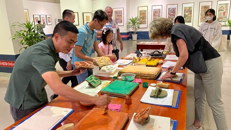 Du khách đến tham quan và trải nghiệm Tết tại Bảo tàng Đắk Lắk.