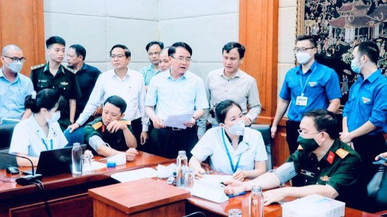 Lãnh đạo thành phố Hải Phòng kiểm tra công tác tiêm vaccine phòng Covid-19 tại các điểm tiêm chủng lưu động.