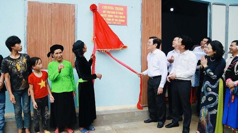 Nguyên Chủ tịch nước Trương Tấn Sang cùng lãnh đạo tỉnh Hà Giang khánh thành công trình nhà ở cho gia đình bà Khấu Thị Đẹp, xã Lạc Nông, huyện Bắc Mê.