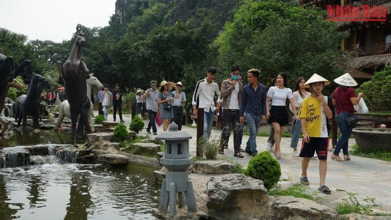 Khu du lịch Hang Múa (Ninh Bình) nhộn nhịp đón khách dịp cuối năm 2022. (Ảnh: Lê Hồng)