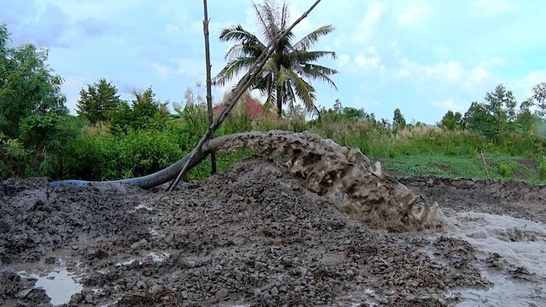 Nhà nông Cà Mau đang vào cao điểm cải tạo vuông tôm, cần lượng lớn nhiên liệu cho máy móc hoạt động.