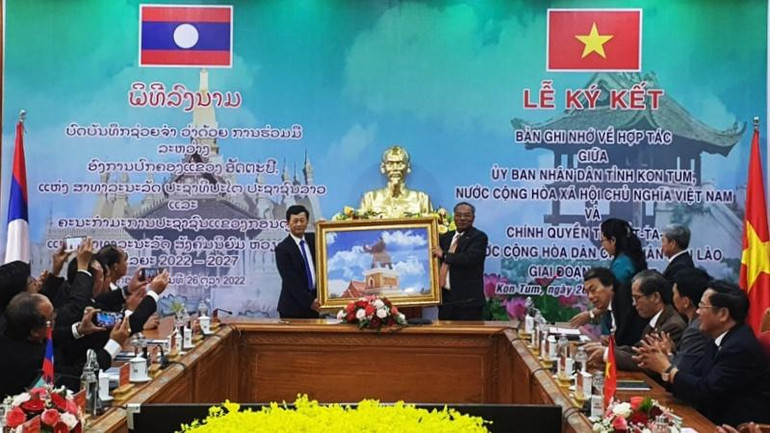 Đồng chí Let Xaynhaphone tặng quà của tỉnh Attapeu cho tỉnh Kon Tum.