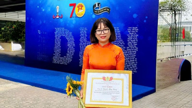 Cô giáo Nguyễn Thùy Trang nhận Giải thưởng “Nhà giáo Hà Nội tâm huyết, sáng tạo” lần thứ VIII năm 2024.