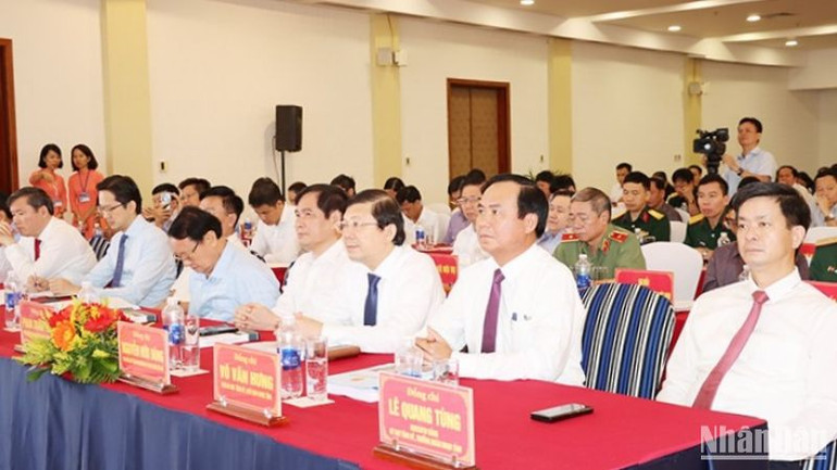 Các đại biểu là lãnh đạo tham dự Hội thảo.