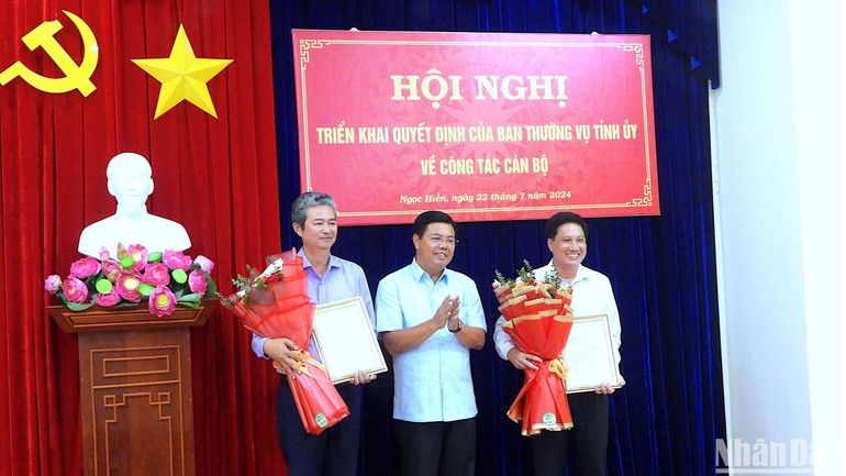 Ủy viên Trung ương Đảng, Bí thư Tỉnh ủy Cà Mau Nguyễn Tiến Hải tặng hoa chúc mừng tân Bí thư Huyện ủy Ngọc Hiển (bìa trái) và tân Giám đốc Sở Nội vụ (bìa phải).