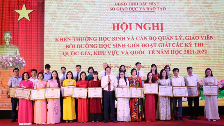 Ban Tổ chức tuyên dương giáo viên bồi dưỡng học sinh đạt thành tích xuất sắc tại các kỳ thi quốc gia, quốc tế và khu vực năm 2022.