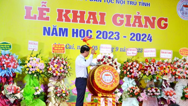 Bí thư Tỉnh ủy Lào Cai Đặng Xuân Phong đánh trống khai giảng năm học mới 2023-2024, tại Trường trung học phổ thông Dân tộc nội trú Lào Cai, sáng 5/9. (Ảnh: QUỐC HỒNG)
