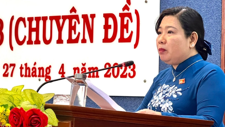 Chủ tịch Hội đồng nhân dân tỉnh Sóc Trăng Hồ Thị Cẩm Đào phát biểu tại kỳ họp.