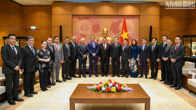 Phó Chủ tịch Thường trực Quốc hội Trần Thanh Mẫn với các đại biểu hai nước tại buổi tiếp. (Ảnh: DUY LINH)