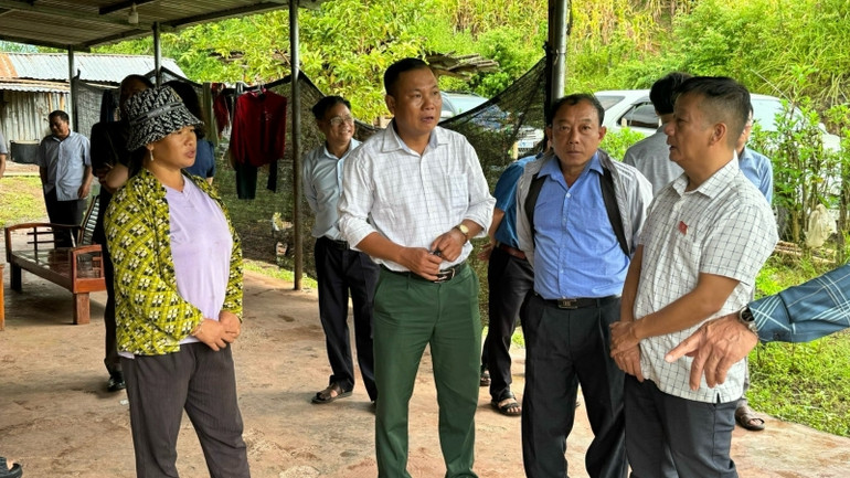 Ông Mùa Thanh Sơn (đầu tiên bên phải ảnh), Trưởng ban Dân tộc Hội đồng nhân dân tỉnh Điện Biên nắm bắt tâm tư người dân huyện Mường Nhé trong thực hiện các chương trình mục tiêu quốc gia.