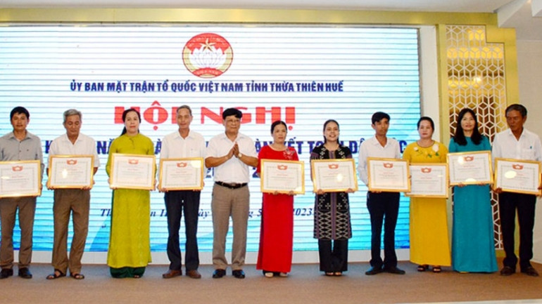 Trao Bằng khen của Ủy ban Mặt trận Tổ quốc Việt Nam tỉnh tặng tập thể và cá nhân xuất sắc trong tổ chức “Ngày hội Đại đoàn kết toàn dân tộc” giai đoạn 2003-2023.