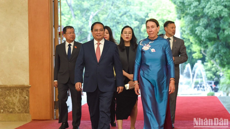 Thủ tướng Phạm Minh Chính và Chủ tịch Thượng viện Australia Sue Lines đi vào sảnh chính Trụ sở Chính phủ. (Ảnh: Trần Hải)