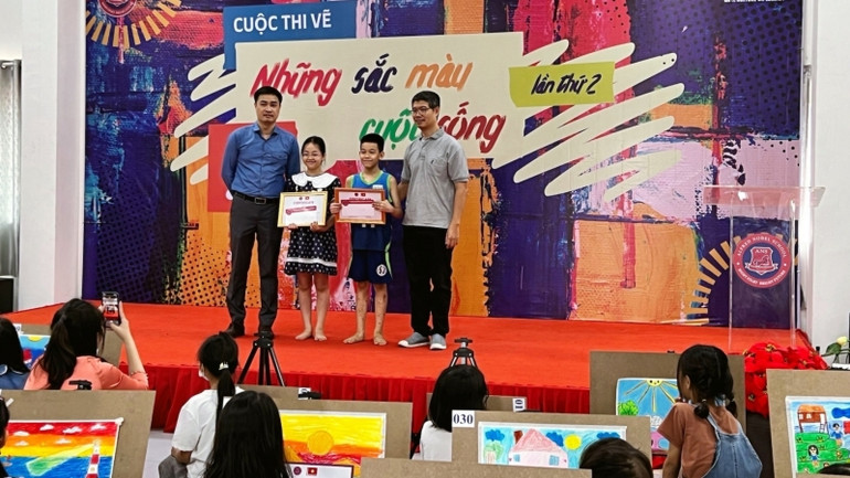 Đại diện Ban tổ chức trao hai giải Nhất cho em Đoàn Nhã Uyên (bên trái) và Ninh Văn Vũ (bên phải).