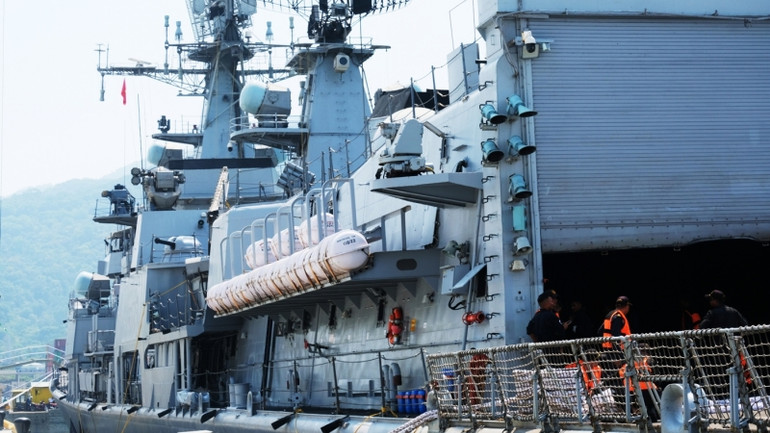 Tàu khu trục hạm tên lửa dẫn đường INS Delhi được trang bị nhiều vũ khí, khí tài hiện đại.