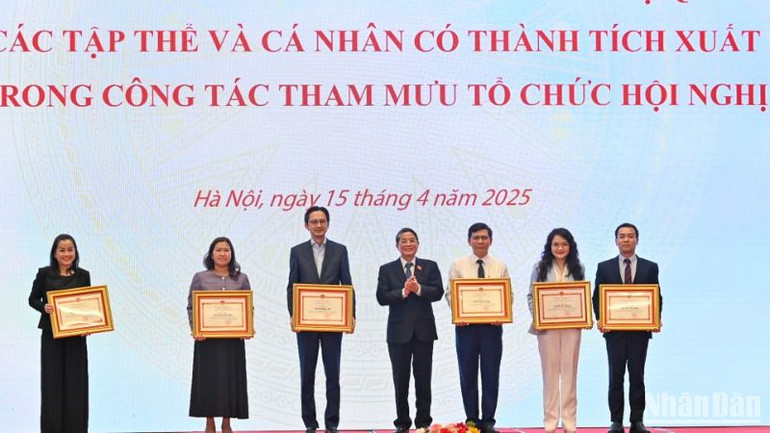 Phó Chủ tịch Quốc hội Nguyễn Đức Hải trao Bằng khen của Ủy ban Thường vụ Quốc hội cho các cá nhân. (Ảnh: Duy Linh)