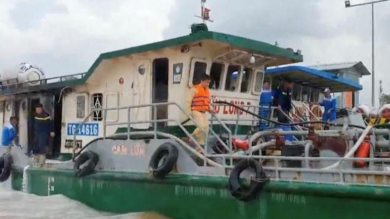 Lực lượng chức năng tỉnh Đồng Nai tiến hành khám nghiệm trên tàu.