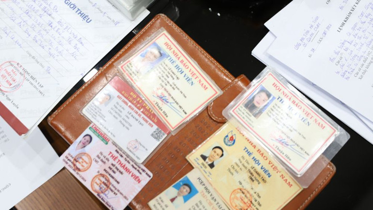 Các giấy tờ liên quan vụ án bị thu giữ.