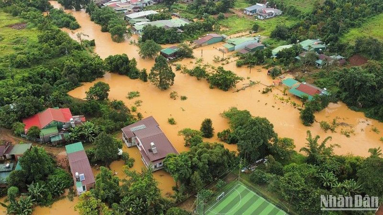 Nước lũ nhấn chìm nhiều nhà dân tại lưu vực suối Đắk Nông, thành phố Gia Nghĩa, tỉnh Đắk Nông.