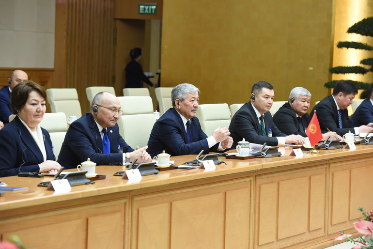 Thủ tướng Kyrgyzstan Adylbek Kasimalyev và các thành viên Chính phủ Kyrgyzstan hội đàm với Thủ tướng Phạm Minh Chính. (Ảnh: TRẦN HẢI) Thủ tướng Kyrgyzstan Adylbek Kasimalyev và các thành viên Chính phủ Kyrgyzstan hội đàm với Thủ tướng Phạm Minh Chính. (Ảnh: TRẦN HẢI)