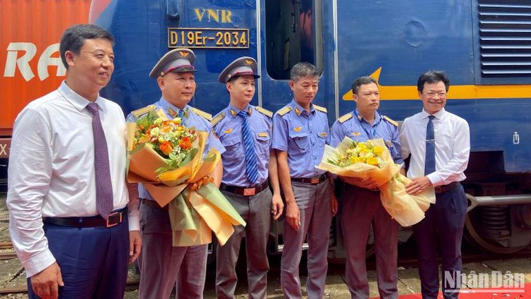 Chủ tịch Hội đồng thành viên Tổng Công ty Đường sắt Việt Nam Đặng Sỹ Mạnh (ngoài cùng bên phải) tặng hoa cho nhân viên tổ tàu.