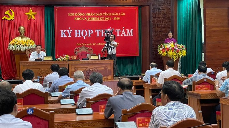 Chủ tịch Hội đồng nhân dân tỉnh Đắk Lắk Huỳnh Thị Chiến Hòa phát biểu bế mạc kỳ họp.