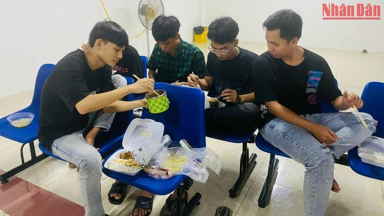 Bữa cơm vội của các em học sinh Trường Trần Kỳ Phong tại khu di dời dân tập trung.