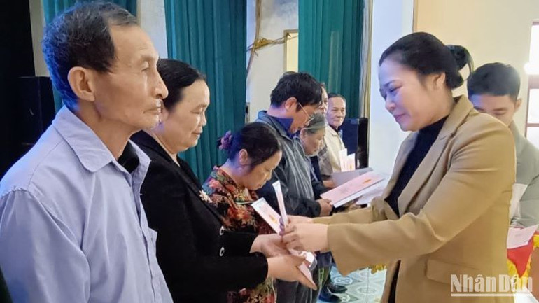 Cấp giấy chứng nhận quyền sử dụng đất lần đầu cho các hộ dân là cách làm sáng tạo của huyện Vũ Thư, tỉnh Thái Bình.