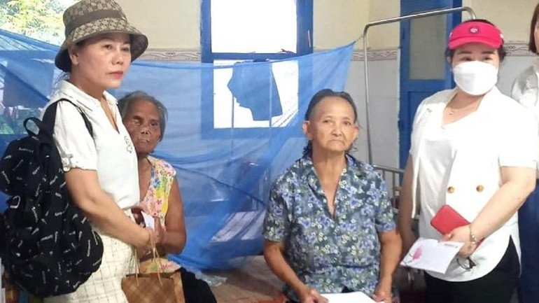 Đoàn thiện nguyện của Ban Vận động thành lập Hội Nữ doanh nhân thành phố Buôn Ma Thuột và Chùa Lâm Tỳ Ni, thành phố Buôn Ma Thuột tặng quà cho những người đang điều trị bệnh tại Khoa điều trị phong Ea Na, xã Dray Sáp, huyện Krông Ana.
