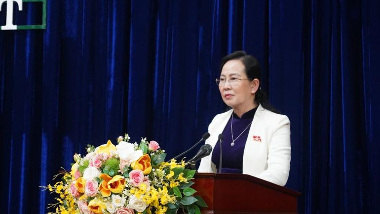 Đồng chí Bí thư tỉnh ủy, Chủ tịch Hội đồng nhân dân tỉnh Hà Nam phát biểu bế mạc Kỳ họp.