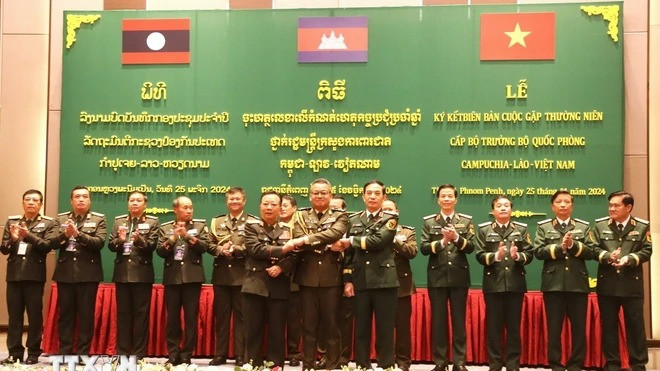 Bộ trưởng Quốc phòng 3 nước Campuchia-Lào-Việt Nam cùng các đại biểu tại cuộc gặp. (Ảnh: Hoàng Minh/TTXVN)